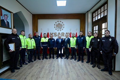 Aksaray Valisi Mehmet Ali Kumbuzoğlu’ndan polis ve bekçilere başarı belgesi